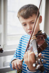 Junge spielt Geige während einer Unterrichtsstunde - PWF00090
