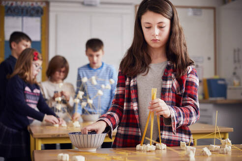 Mädchen beim Aufbau einer Konstruktion während einer wissenschaftlichen Unterrichtsstunde - PWF00103