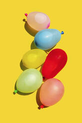 Studioaufnahme eines Haufens bunter Wasserballons - GEMF03617