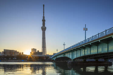 Skytree und Sumida-Fluss in der Morgendämmerung, Tokio, Honshu, Japan, Asien - RHPLF14561