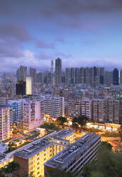 Skyline von Kowloon in der Abenddämmerung, Shek Kip Mei, Hongkong, China, Asien - RHPLF14566