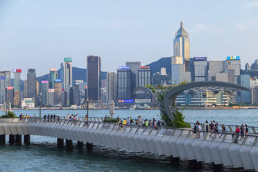 Tsim Sha Tsui-Promenade und Skyline von Hongkong Island, Kowloon, Hongkong, China, Asien - RHPLF14571