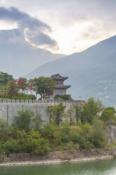 Pagode am Ufer des Jangtse-Flusses, in der Nähe von Chongqing, Volksrepublik China, Asien - RHPLF14581