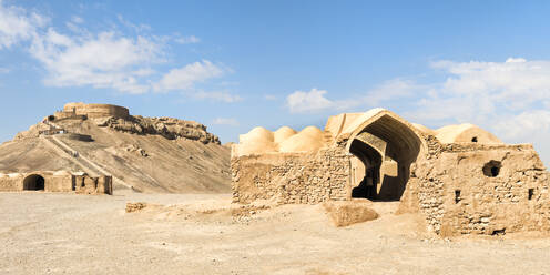 Ruinen von Ritualgebäuden vor dem zoroastrischen Turm des Schweigens Dakhmeh, Yazd, Iran, Naher Osten - RHPLF14585