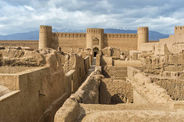 Ruinen, Türme und Mauern der Zitadelle von Rayen, größtes Lehmgebäude der Welt, Rayen, Provinz Kerman, Iran, Naher Osten - RHPLF14589