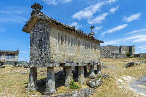 Traditionelle Espigueiros (Getreidespeicher), Lindoso, Nationalpark Peneda Geres, Provinz Minho, Portugal, Europa - RHPLF14593