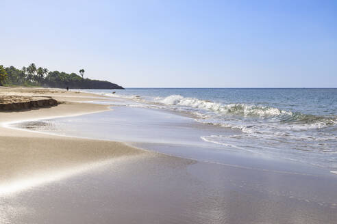 Tropischer Strand Anse de la Perle, Menschen im Gegenlicht, goldener Sand, Death In Paradise Location, Deshaies, Guadeloupe, Leeward Islands, Westindien, Karibik, Mittelamerika - RHPLF14594