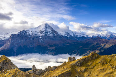 Bewölkter Himmel über dem Eiger, gesehen vom Hochgebirge über Grindelwald im Herbst, Berner Alpen, Kanton Bern, Schweiz, Europa - RHPLF14606