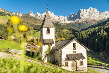 Romanische Kapelle San Cipriano, Tires-Tal, Dolomiten, Südtirol, Italien, Europa - RHPLF14608