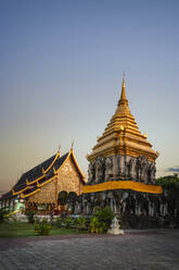 Chedi Chiang Lom in der buddhistischen Tempelanlage Wat Chiang Man in der Abenddämmerung, Chiang Mai, Thailand, Südostasien, Asien - RHPLF14624