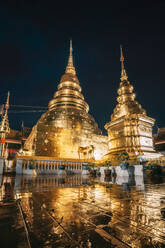 Wat Phra Singh Gold Temple bei Nacht, Chiang Mai, Thailand, Südostasien, Asien - RHPLF14625