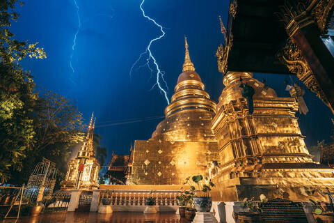 Blitz und Gewitter über dem Wat Phra Singh Gold Temple bei Nacht, Chiang Mai, Thailand, Südostasien, Asien, lizenzfreies Stockfoto
