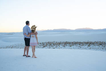 Ein Paar genießt den White Sands National Park bei Sonnenuntergang, New Mexico, Vereinigte Staaten von Amerika, Nordamerika - RHPLF14636