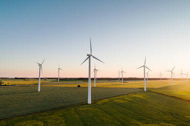 Windkraftanlagen auf landwirtschaftlichen Flächen bei klarem Himmel - MASF17901