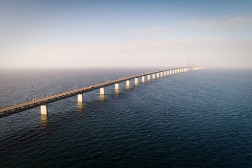 Luftaufnahme der Brücke über das Meer gegen bewölkten Himmel - MASF17903