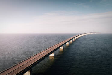 Drohnenansicht der Brücke über das Meer gegen den bewölkten Himmel - MASF17904