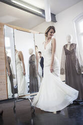 Braut bei der Anprobe ihres Kleides im Atelier - SDAHF00922