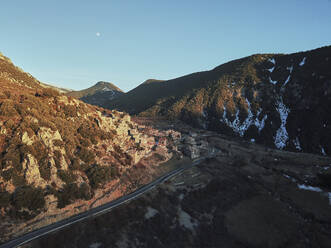 Spanien, Asturien, Cornellana, Straße zu einem abgelegenen Bergdorf in der Abenddämmerung - VEGF02107