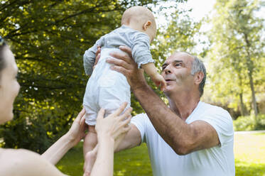 Älterer Mann verbringt Zeit mit seiner erwachsenen Tochter und seiner Enkelin in einem Park - DIGF10245
