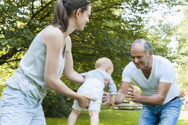 Älterer Mann verbringt Zeit mit seiner erwachsenen Tochter und seiner Enkelin in einem Park - DIGF10246