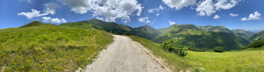 Italien, Panorama des Fargno-Passes im Sommer - LOMF01057