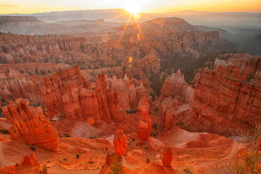 USA, Utah, Blick auf den Bryce Canyon bei Sonnenaufgang - DSGF02021