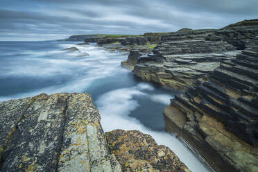 Dramatische Küstenlandschaft an der Nordküste von Orkney, Schottland, Vereinigtes Königreich, Europa - RHPLF14641