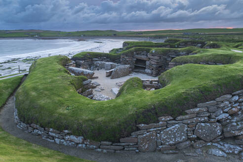 Stürmischer Himmel über Skara Brae, UNESSCO-Welterbestätte, einem neolithischen Dorf auf dem Festland von Orkney, Schottland, Vereinigtes Königreich, Europa - RHPLF14643