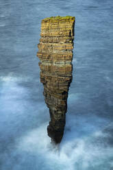 North Gaulton Castle vor der wilden Westküste der Orkney-Inseln, Schottland, Vereinigtes Königreich, Europa - RHPLF14644