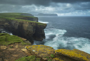 Dramatische Klippenlandschaft an der wilden Westküste von Orkney, Schottland, Vereinigtes Königreich, Europa - RHPLF14646