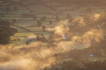 Nebelschwaden über dem Usk-Tal in der Morgendämmerung, Brecon Beacons National Park, Powys, Wales, Vereinigtes Königreich, Europa - RHPLF14661