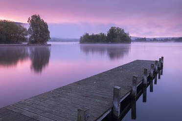 Rosa Sonnenaufgang über dem Llangorse Lake im Brecon Beacons National Park, Powys, Wales, Vereinigtes Königreich, Europa - RHPLF14662