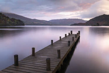 Holzsteg am Ufer des Ullswater bei Sonnenaufgang, Lake District National Park, UNESCO-Welterbe, Cumbria, England, Vereinigtes Königreich, Europa - RHPLF14666