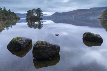 Spiegelndes Derwent Water in der Morgendämmerung im Lake District National Park, UNESCO-Weltkulturerbe, Cumbria, England, Vereinigtes Königreich, Europa - RHPLF14669