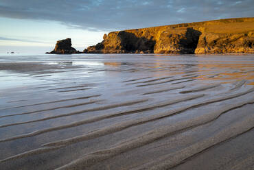 Ebbe am menschenleeren Strand von Porthcothan, Cornwall, England, Vereinigtes Königreich, Europa - RHPLF14678