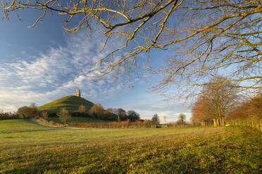 Glastonbury Tor an einem schönen Wintermorgen, Glastonbury, Somerset, England, Vereinigtes Königreich, Europa - RHPLF14682