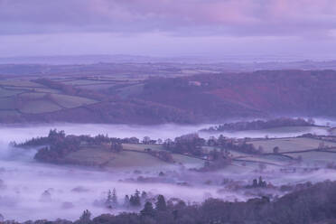 Nebelverhangene Dartmoor-Landschaft bei Castle Drogo im Winter, Dartmoor-Nationalpark, Devon, England, Vereinigtes Königreich, Europa - RHPLF14685