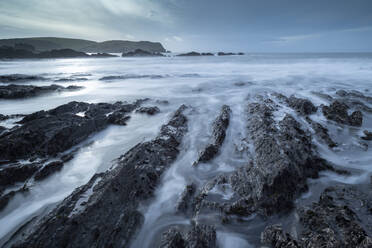 Bolt Tail von den dramatischen Felsvorsprüngen an der Küste von South Hams im Winter, Thurlestone, Devon, England, Vereinigtes Königreich, Europa - RHPLF14687