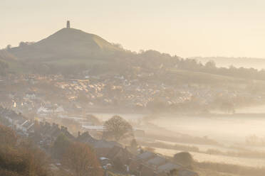 Blick über Glastonbury auf Glastonbury Tor an einem nebligen Wintermorgen, Somerset, England, Vereinigtes Königreich, Europa - RHPLF14688