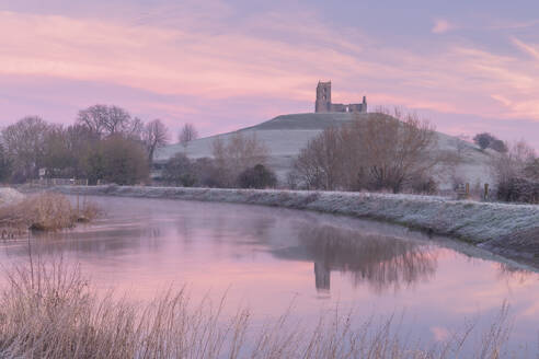 Kirchenruinen auf Burrow Mump in der Morgendämmerung an einem frostigen Wintermorgen, Somerset, England, Vereinigtes Königreich, Europa - RHPLF14696