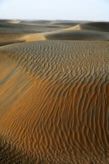 Vom Wind verwehter Sand in der Wüste Taklamakan, Hotan, Region Xinjiang Uyghur, China, Asien - RHPLF14742