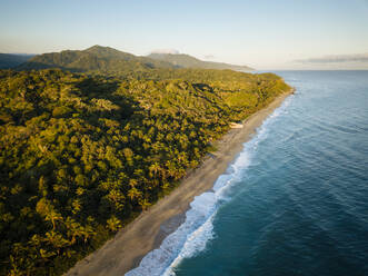 Luftaufnahme einer Drohne von Playa los Angeles, Magdalena Department, Karibik, Kolumbien, Südamerika - RHPLF14753