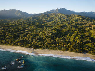 Luftaufnahme einer Drohne von Playa los Angeles, Magdalena Department, Karibik, Kolumbien, Südamerika - RHPLF14754