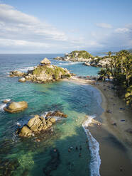 Luftaufnahme einer Drohne vom Tayrona-Nationalpark, Departamento Magdalena, Karibik, Kolumbien, Südamerika - RHPLF14756