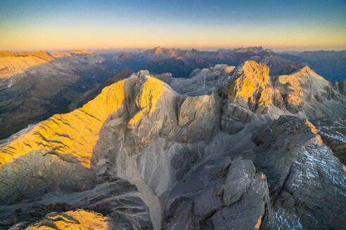 Luftaufnahme des herbstlichen Sonnenuntergangs über den majestätischen Gipfeln der Rosengartengruppe, Dolomiten, Südtirol, Italien, Europa - RHPLF14769