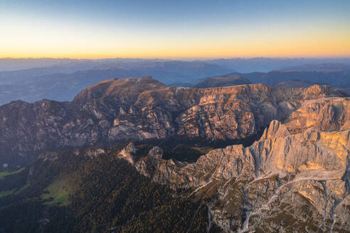 Luftaufnahme des Sonnenuntergangs über dem Tires-Tal im Herbst, Dolomiten, Südtirol, Italien, Europa - RHPLF14771