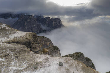 Der Berg Croda dei Toni und das Auronzotal in einem Wolkenmeer, Sextner Dolomiten, Trentino-Südtirol/Veneto, Italien, Europa - RHPLF14773