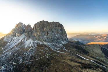 Luftaufnahme des Sonnenuntergangs auf Langkofel, Langkofel und Grödnerjoch im Herbst, Dolomiten, Südtirol, Italien, Europa - RHPLF14777