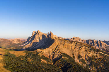 Luftaufnahme des Sonnenuntergangs über der Seceda im Herbst, Naturpark Gaisl-Geisler, Dolomiten, Gröden, Südtirol, Italien, Europa - RHPLF14779