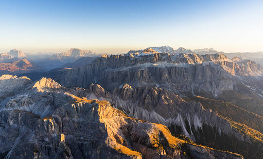 Luftaufnahme des herbstlichen Sonnenuntergangs auf den felsigen Gipfeln der Sellagruppe, Gröden, Fassatal, Dolomiten, Südtirol, Italien, Europa - RHPLF14780